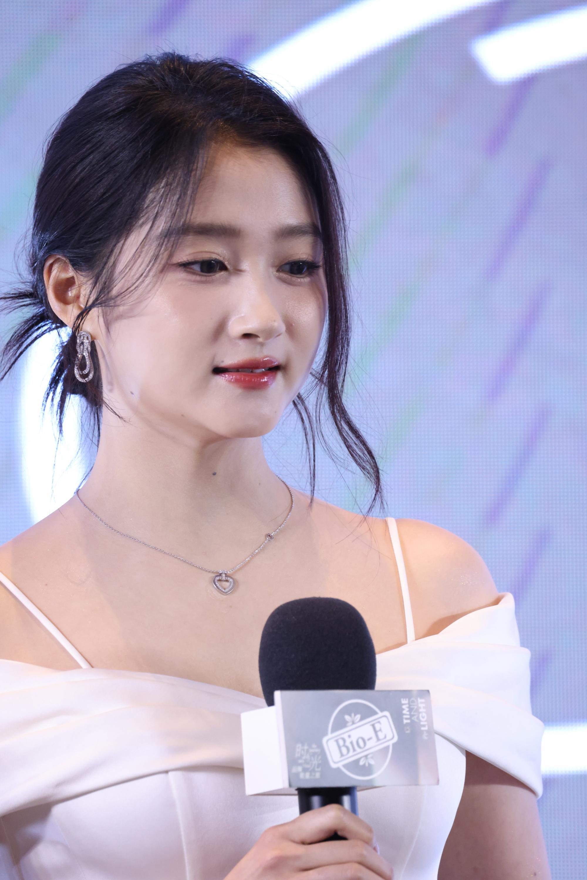 关晓彤现场头部正面生图照[4]